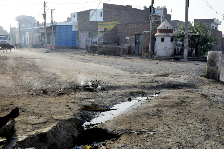 रंगोलाई महादेव मंदिर चौराहे के पास मुख्य मार्ग पर हुए अतिक्रमण हटवाने, नाला ठीक करवाने की मांग।