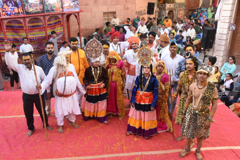 शरद पूर्णिमा पर रघुनाथजी  मंदिर के आगे देर रात शुरू हुई रासलीला सुबह तक चली ।