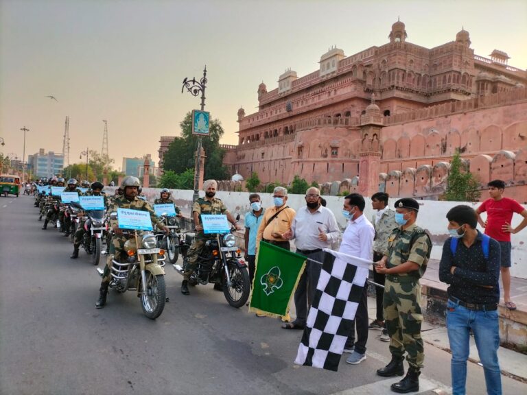 डेंगू मुक्त बीकाणा अभियान के तहत बीएसएफ की ओर से निकाली गई जागरूकता रैली।