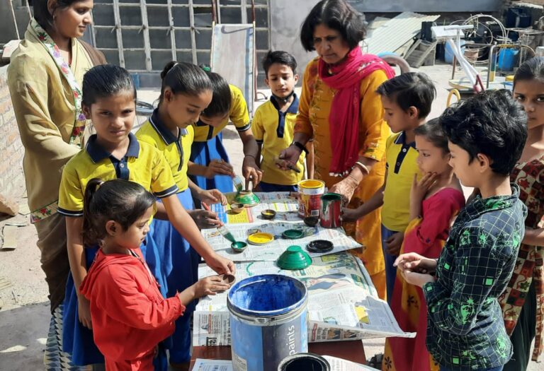 बच्चों को उपयोगी वस्तुएं बनाना सिखाया।