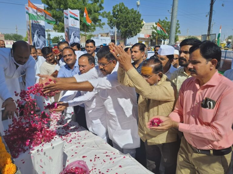 पूर्व प्रधानमंत्री इंदिरा गांधी की पुण्यतिथि व सरदार पटेल की जयंती पर दी श्रद्धांजलि ।