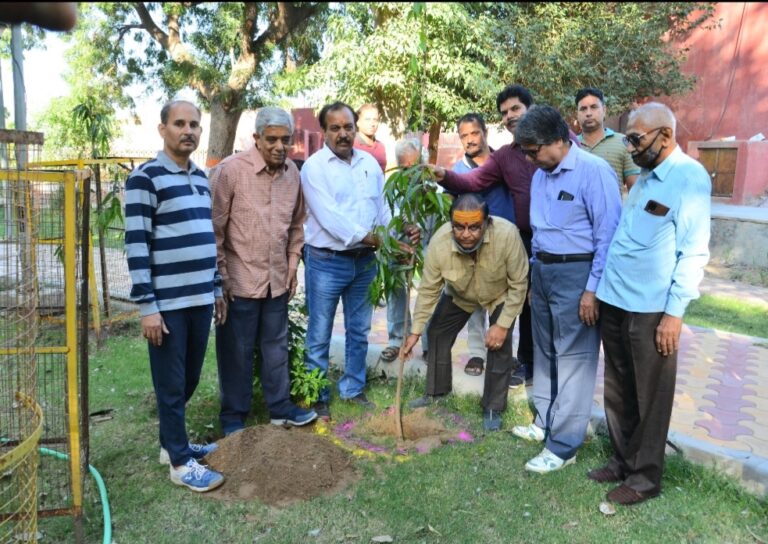 “आओ एक पौधा लगाओ” कार्यक्रम में दिखा उत्साह।