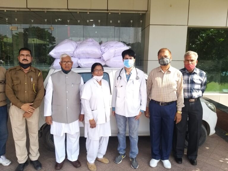 पीबीएम अस्पताल में 450 नग कपड़े भेंट किये