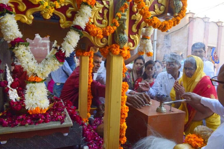 भगवान महावीर स्वामी की सवारी का जोरदार स्वागत, जैन श्वेताम्बर धर्म उत्सव के कारण मेले का सा माहौल