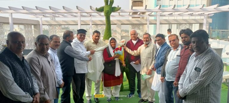 प्रभारी मंत्री का किया स्वागत, मुस्लिम समाज के किसी व्यक्ति को बोर्ड में पद देने की रखी मांग