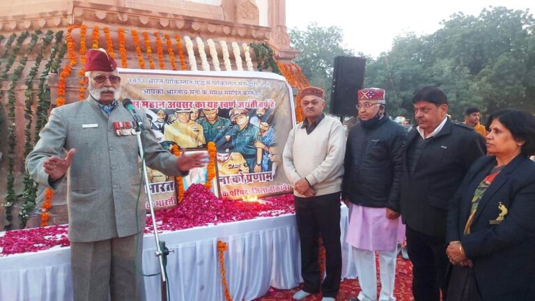 विजय दिवस पर शहर भाजपा ने कीर्ति स्तम्भ पर दीपदान कर शहीदों को किया नमन