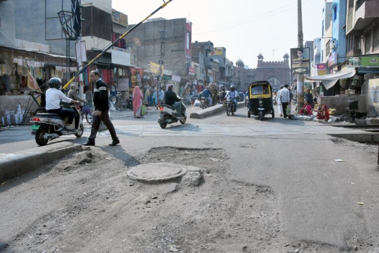 दुर्घटनाओं को दावत दे रही है मुख्य बाजार की यह सड़कें, 2 दिन पहले शिक्षा मंत्री का काफिला इन सड़कों से निकला था