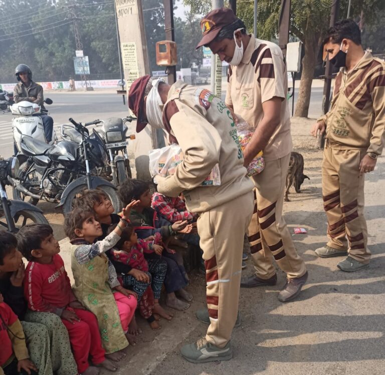 सेवा कार्यों को प्राथमिकता देना इंसानियत की पहली पहचान