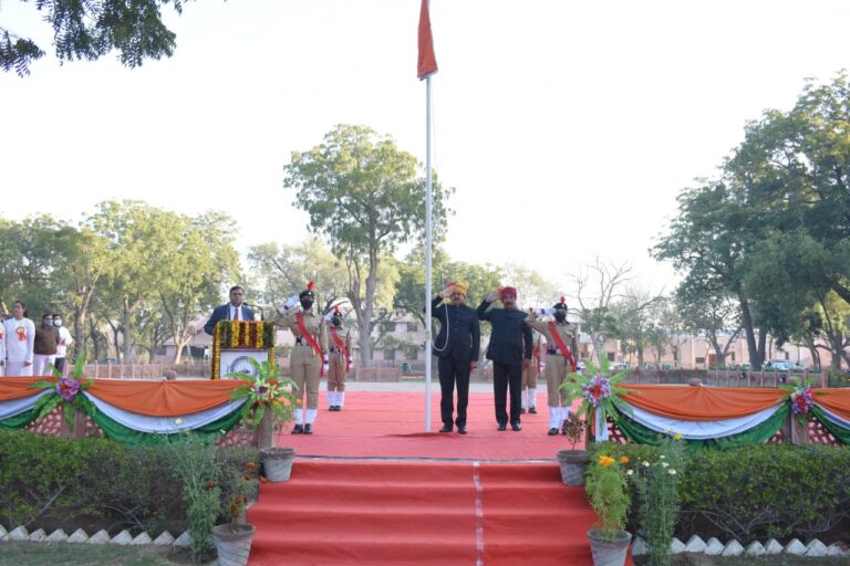 वेटरनरी विश्वविद्यालय के कुलपति प्रो. सतीश के. गर्ग ने किया ध्वजारोहण