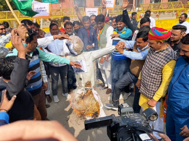 मुख्यमंत्री गहलोत का किया पुतला दहन और दिया ज्ञापन