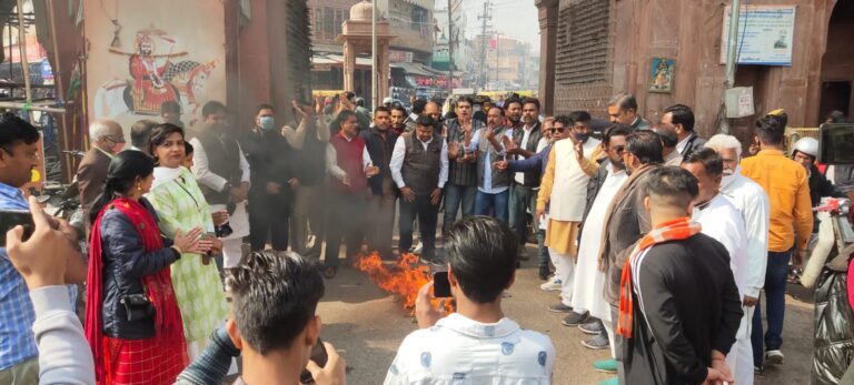 भाजपा प्रदेशाध्यक्ष सतीश पुनिया के जुती के नोक वाले बयान पर शहर कांग्रेस ने फूंका पुतला