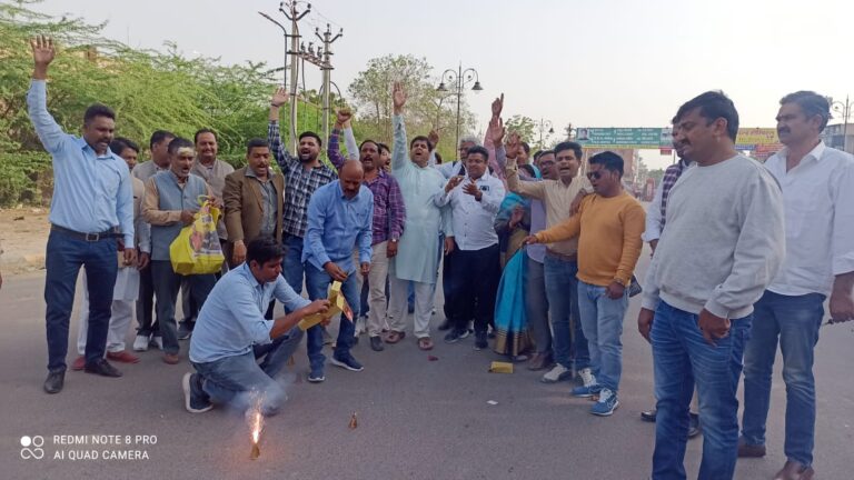 ऐतिहासिक बजट पर शहर कांग्रेस ने की आतिशबाजी मुँह मीठा करवाया