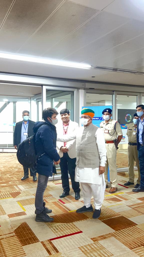 केंद्रीय मंत्री अर्जुन मेघवाल ने यूक्रेन से कुशल पूर्वक लौटे बीकानेर के विद्यार्थियों का दिल्ली अंतराष्ट्रीय एयरपोर्ट पर किया स्वागत