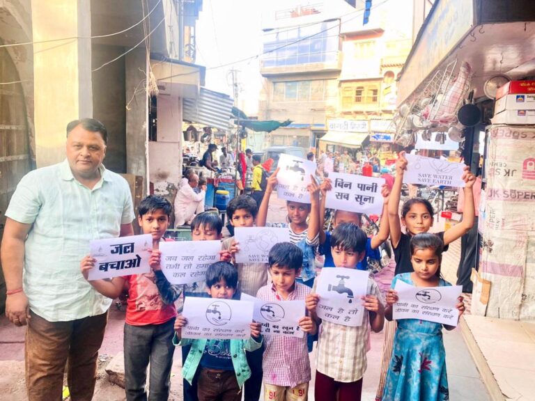 छोटे-छटे बच्चों ने ‘जल बचाओ’ रैली निकाल कर दिया लोगों को संदेश