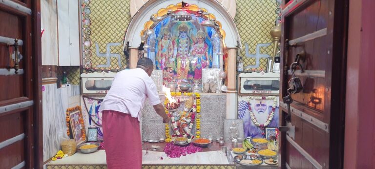 हनुमान मंदिरों में केक काटकर धूमधाम से मनाई जयंती, सुंदरकांड पाठ हनुमान चालीसे की रही गूँज