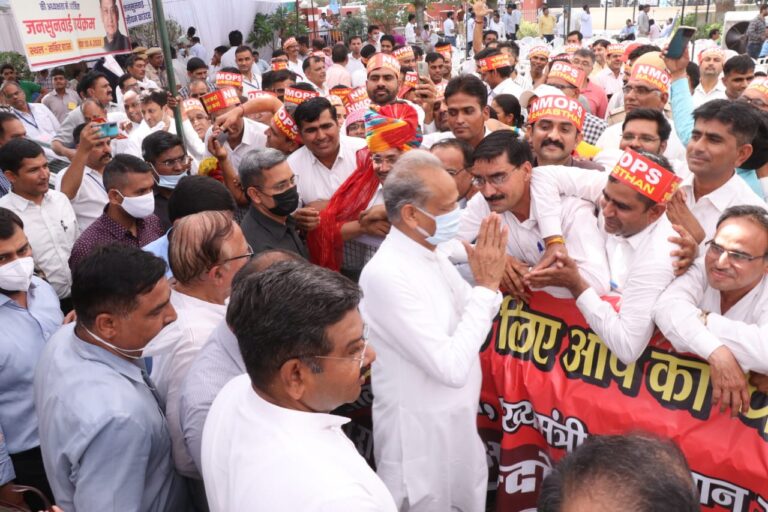 मुख्यमंत्री अशोक गहलोत ने सुनी आमजन की समस्याएं