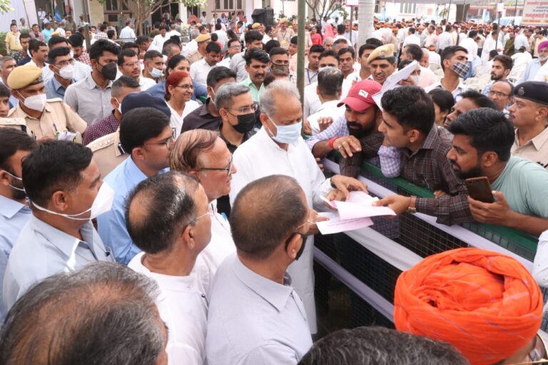 संविदा कर्मियों ने मुख्यमंत्री का किया स्वागत ओर रखी अपनी समस्याओं के निराकरण की मांग