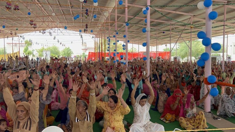 डेरा अनुयायियों ने परिदों की सेवा करने की ली शपथ , छतों पर रखेंगे दाना पानी