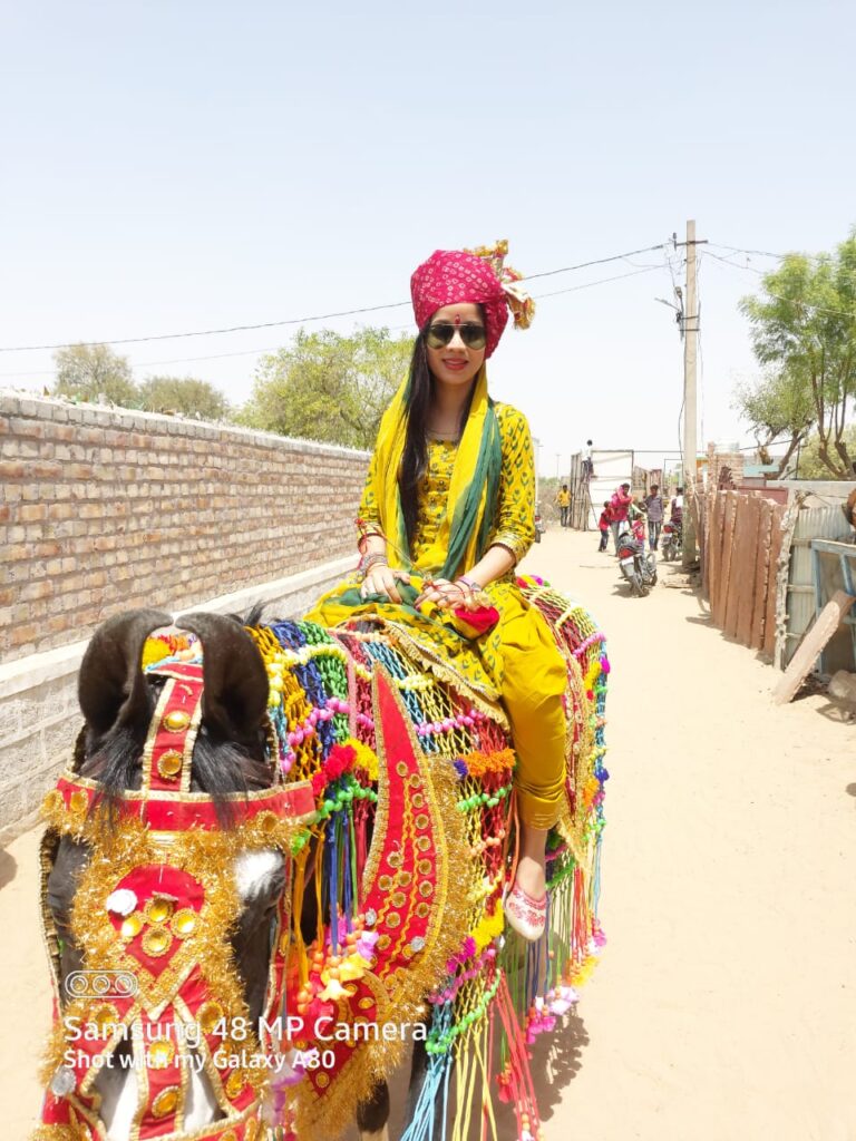 शादी से 2 दिन पहले बिना दहेज का संदेश देने घोड़ी पर निकली प्रियंका