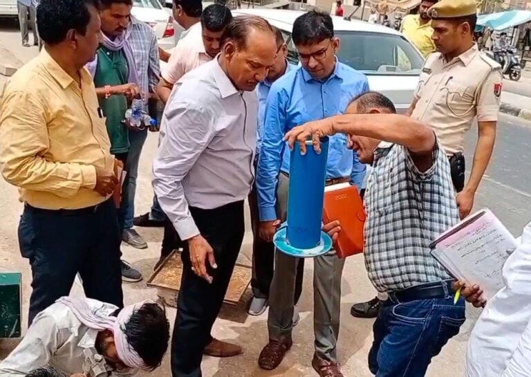 जिला कलक्टर ने शहर में हाल ही में बनी सड़कों का लिया जायजा, आधा दर्जन स्थानों से लिए नमूने