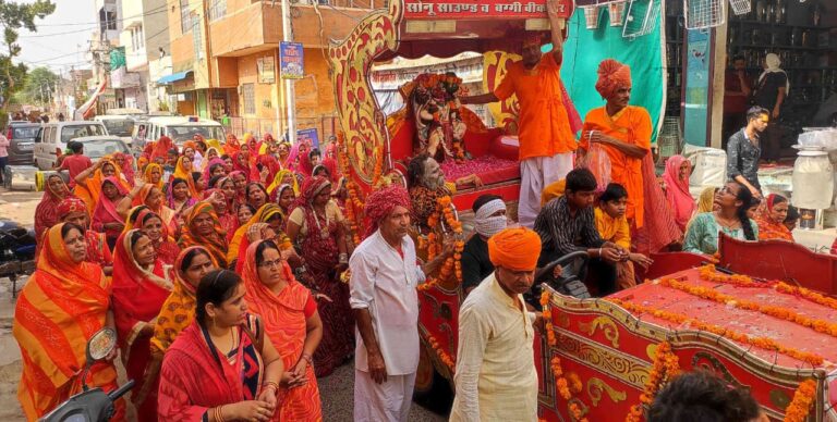 श्री केसरिया हनुमान जी की प्रतिमा पुन: स्थापना पर की नगर परिक्रमा