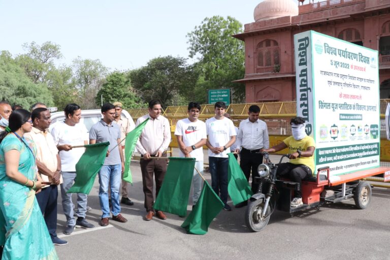 जिला कलेक्टर ने पर्यावरण हरित वाहिनी को हरी झण्डी दिखाकर किया रवाना