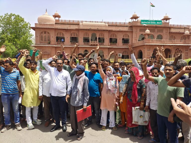 चक गर्बी क्षेत्र में गरीबों के आशियाने को तोड़ने की कारवाई के विरोध में जिला कलैक्टर कार्यालय के सामने किया प्रदर्शन