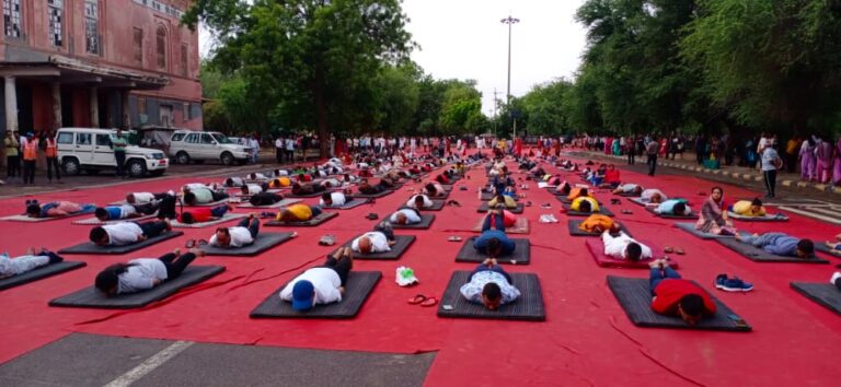 अन्तराष्ट्रीय योग दिवस का जिला स्तरीय समारोह पब्लिक पार्क में आयोजित हुआ।