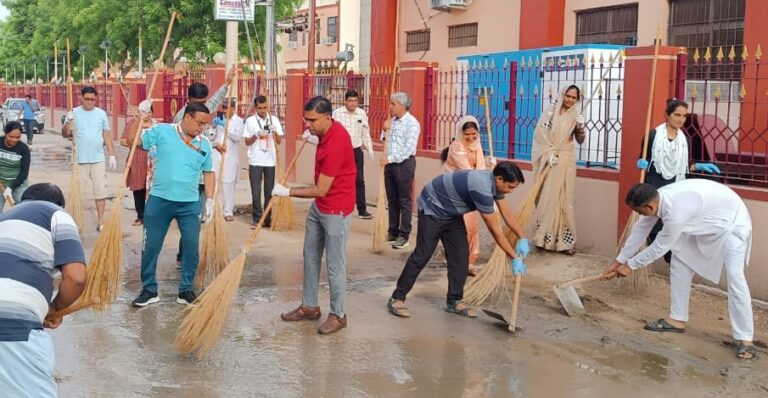 संभाग स्तरीय गांधी दर्शन प्रशिक्षण शिविर में जिला कलेक्टर सहित प्रतिभागियों ने किया श्रमदान