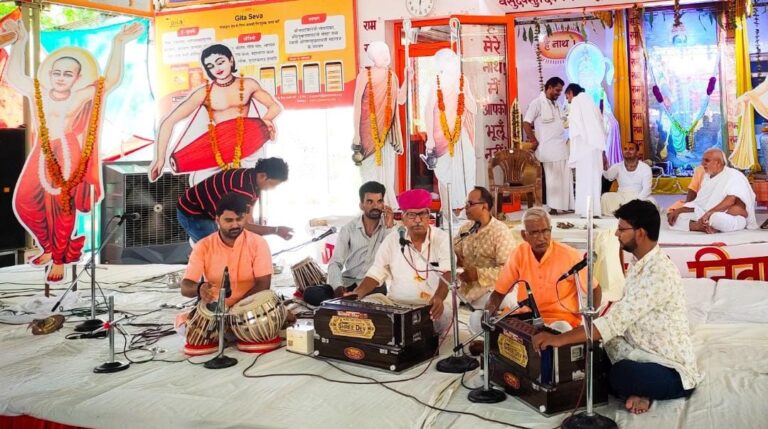 श्री मुरली मनोहर धोरे पर चल रहे संगीतमय हनुमान चालीसा पाठ से बहा श्रद्धा भाव