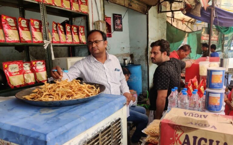 बारिशों के दौरान कचौड़ी-जलेबी ना बिगाड़े आपकी सेहत और जायका