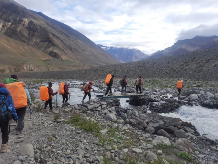 ट्रांस हिमालयन अभियान दल शक्तिशाली हिमालय पर्वतमाला को पार करने के मिशन पर