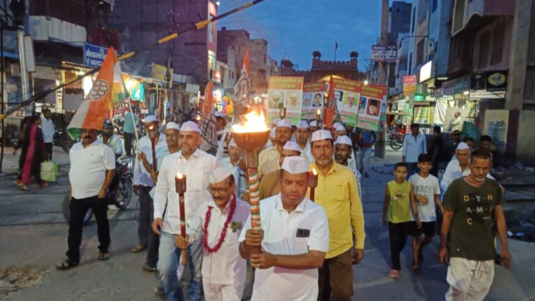 सोनिया गांधी से ईडी की पूछताछ और केंद्रीय जांच एजेंसी के दुरुपयोग के विरोध में निकाला मशाल जुलूस