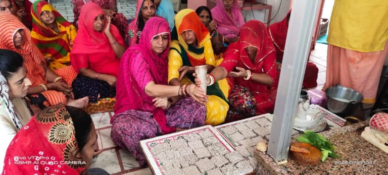 श्री वीर हनुमान वाटिका मंदिर में चल रहा सवा लाख पार्थिव शिवलिंग का निर्माण