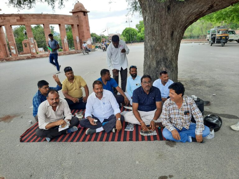 गरीबों को पट्टे देने के लिए पार्षदों ने कलेक्ट्री में दिया धरना