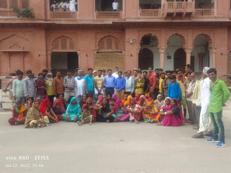 वार्ड 25 में पानी की टंकी बनवाने की मांग को लेकर कलेक्ट्री में किया प्रदर्शन