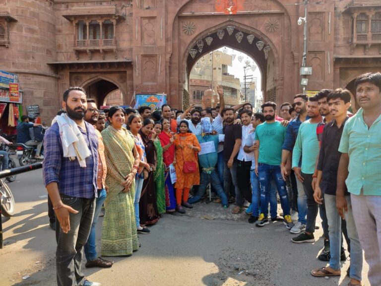 भाजपा युवा मोर्चा ने मुख्यमंत्री अशोक गहलोत का पुतला फूंका
