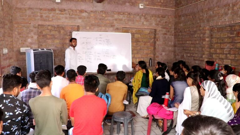 वंचित व पिछड़े वर्ग के अल्पसंख्यक बच्चों के लिए निःशुल्क कोचिंग