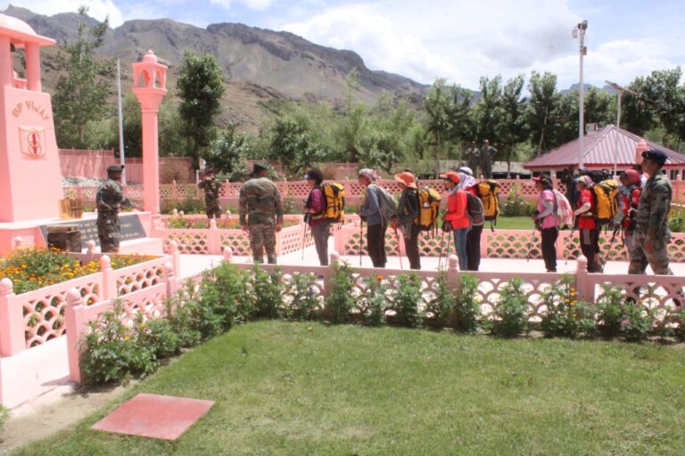 ट्रांस हिमालय अभियान दल ने किया शहीदों को नमन व मिले शहीदों के परिजनों से
