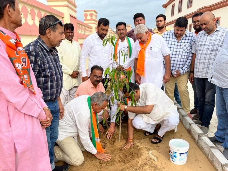 भाजपा कार्यालय में पौधारौपण कर पर्यावरण संरक्षण का किया आह्वान