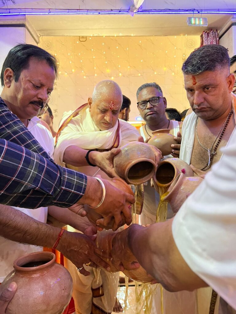 गंगा जल से किया गया धर्णीधर महादेव मंदिर का सहस्त्र घट अभिषेक