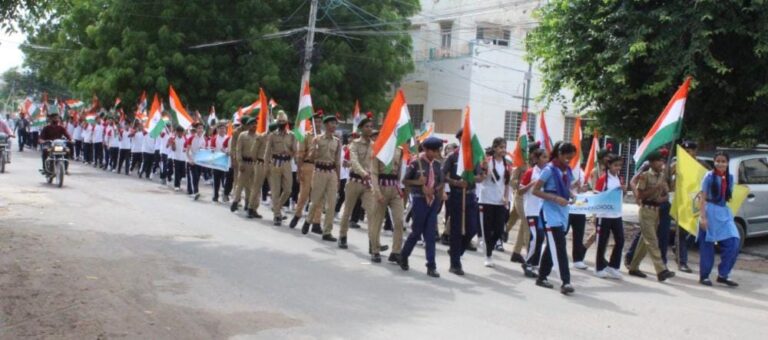 आरएसवी स्कूल के बच्चों ने निकाली तिरंगा सम्मान यात्रा