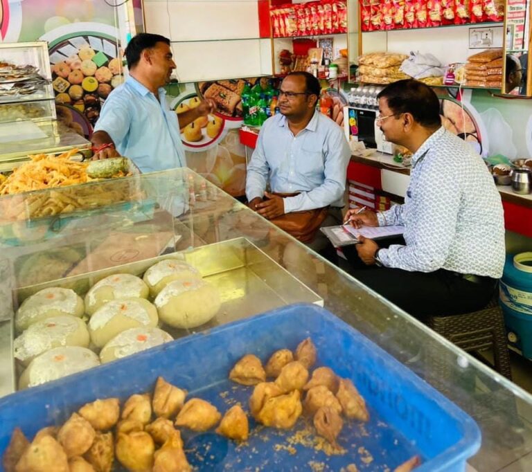 रक्षा बंधन पर चले शुद्ध के लिए युद्ध के अभियान के दौरान रसगुल्ला, मावा बर्फी व दूध के लिए नमूने