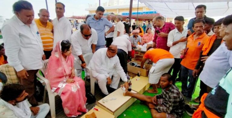 किसी के पांव के छालों पर लगाई पट्टी तो किसी को खिलाया खाना