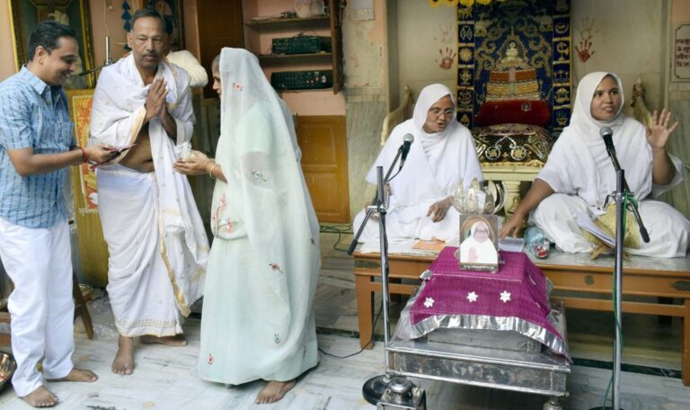 पार्श्वचन्द्रगच्छ सूरि दादाबाड़ी में भक्ति संगीत के साथ हुई पूजा