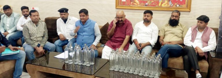 महावीर रांका का नवाचार, सरकारी दफ्तरों में कांच की 2100 बोतलों का किया वितरण
