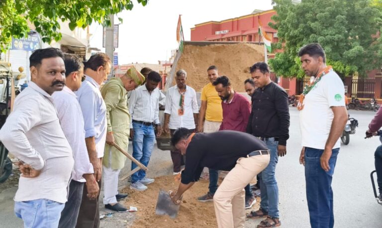 कांग्रेस कार्यकर्ताओं ने  गोगागेट से महावीर चौक तक भरे सड़क के गड्ढे