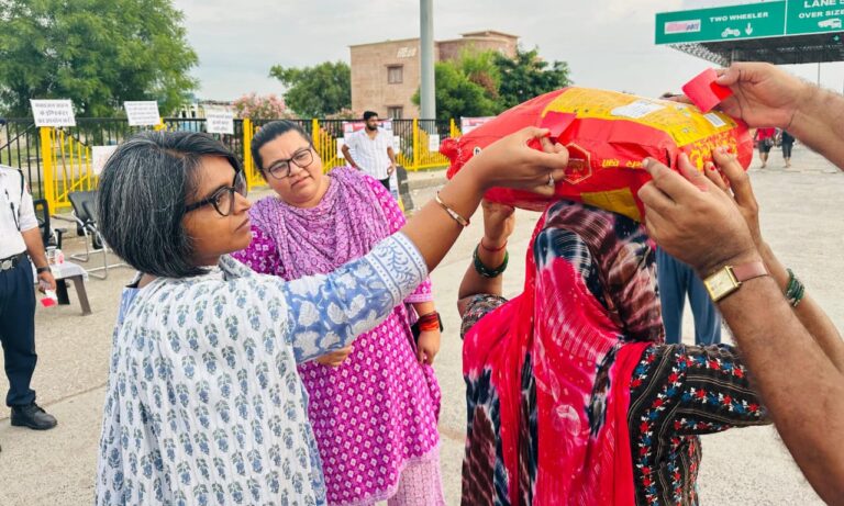 जिला कलेक्टर और पुलिस अधीक्षक ने पैदल यात्रियों जातरुओं के बैग टीशर्ट और वाहनों पर लगाए रिफ्लेक्टर