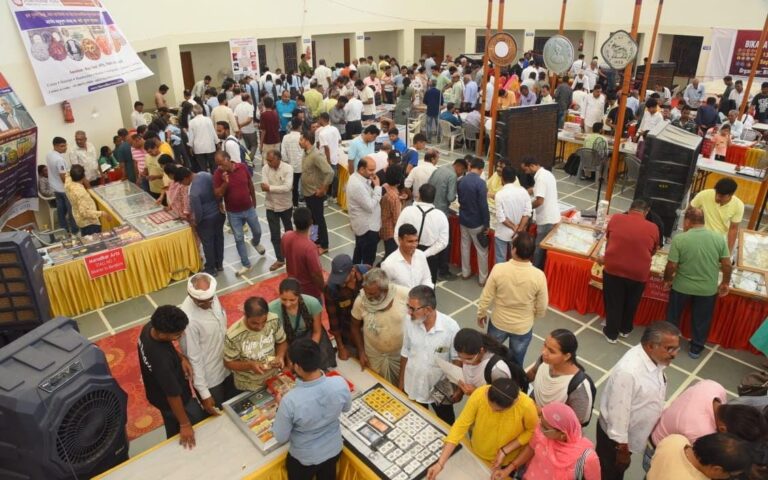 पुराने सिक्को की चमक से खिले स्कूली बच्चों के चेहरे