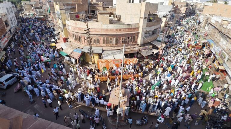 धूमधाम से निकला ईद मिलादुन्नबी पर जुलूस